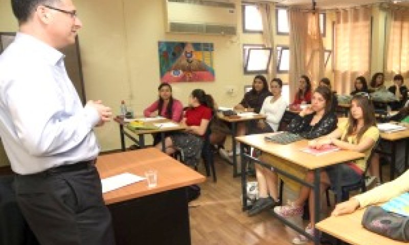 גדעון סער מלמד אזרחות בכתה י"א 1 בנתניה