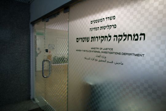 שיחה בכניסה [צילום: יונתן זינדל, פלאש 90]