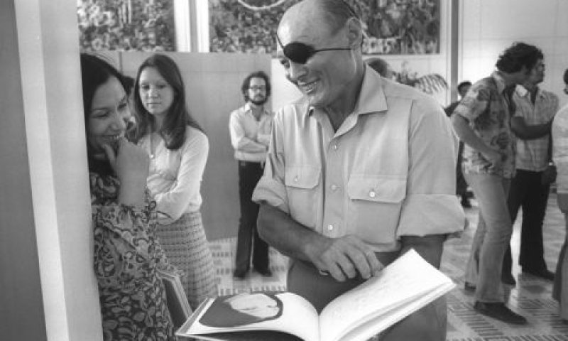 משה דיין ונעמי שמר בשיחה בבית הנשיא [צילום: חנניה הרמן/לע"מ]
