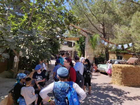 מטיילים באתרי התיירות בגוש עציון [צילום: תיירות גוש עציון]