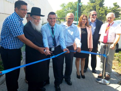 מימין - פרופ אנתוני לודר, יהודה רון, ח"כ יפעת שאשא ביטון, גף טורצקי נציג קרן לגאסי בישראל, דר סלמאן זרקא, שר הבריאות [צילום: תקשורות יעל שביט]