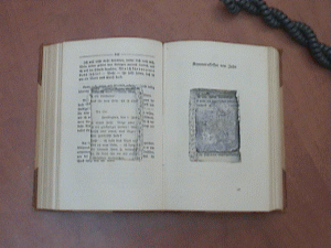 המשקולת הוחבאה בתוך דפי הספר, [צילום: רשות העתיקות]