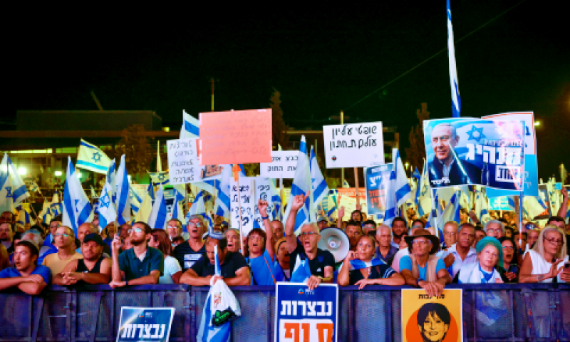 המפגינים נשאו שלטים בגנות השופטים [צילום: חיים גולדברג, פלאש 90]