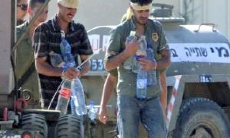 הנמלטים עברו בין שמאל לימין [צילום: AP]
