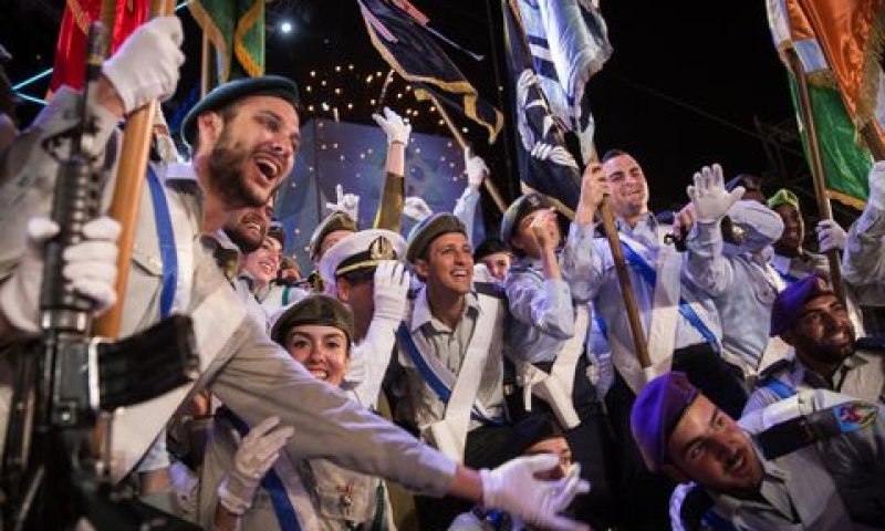 הדגלנים אחרי הטקס [צילום: הדס פרוש/פלאש 90]