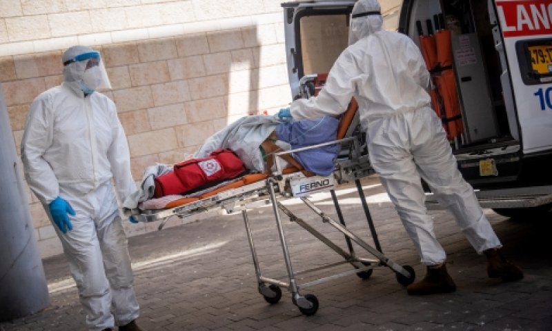 פינוי חולה קורונה לבית חולים [צילום: יונתן זינדל, פלאש 90]
