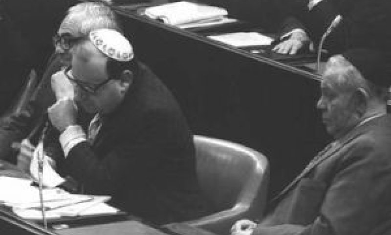 שר הדתות יצחק רפאל מהמפד"ל יושב בכנסת בעת נאום ההתפטרות של יצחק רבין [צילום: יעקב סער/לע"מ]