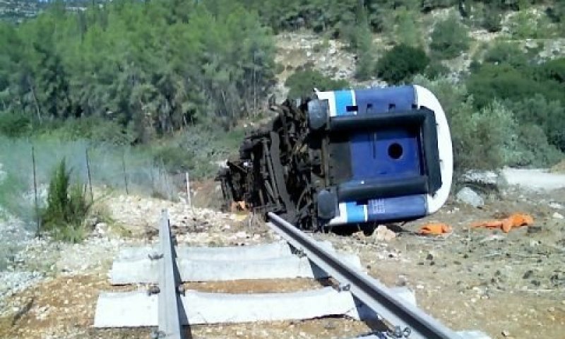 קרון הרכבת ההפוך עם בובות במקום נוסעים [צילום: מחלקה ראשונה]