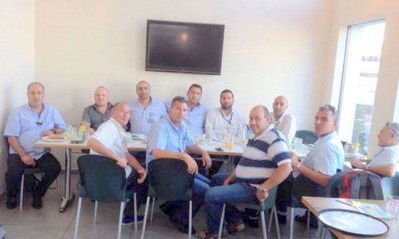 משתתפי המפגש. משלבים ידיים