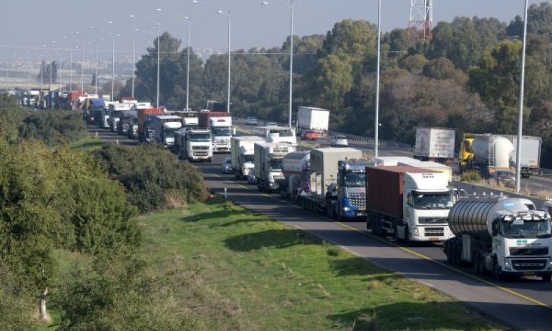 6,500 משאיות בעלות היתרים [צילום: גילי יערי, פלאש 90]