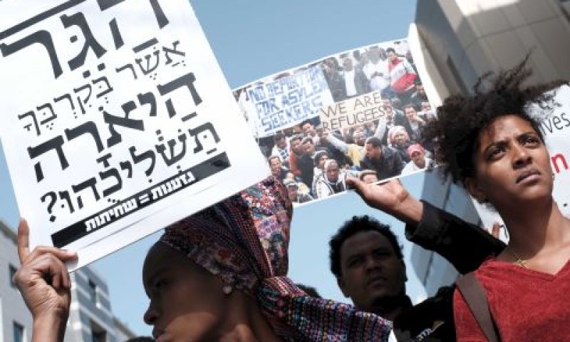 אלפי מסתננים מול שגרירות רואנדה [צילום: תומר ניוברג/פלאש 90]