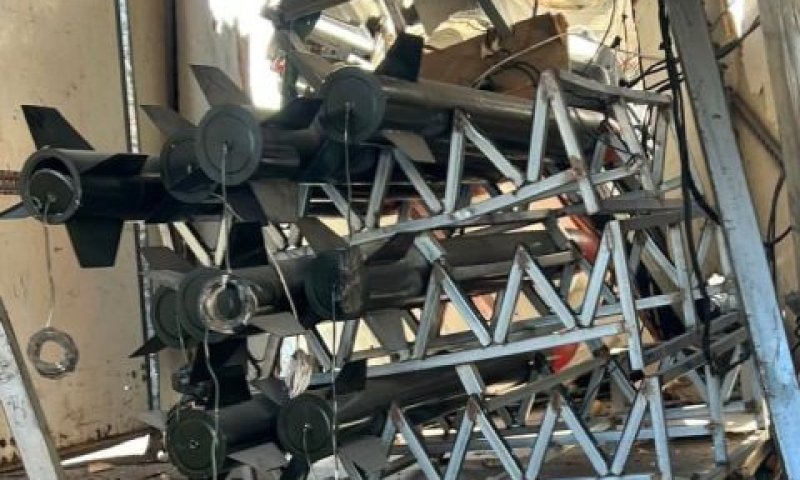 רקטות ארוכות טווח שאותרו במשאית [צילום: דובר צה"ל]