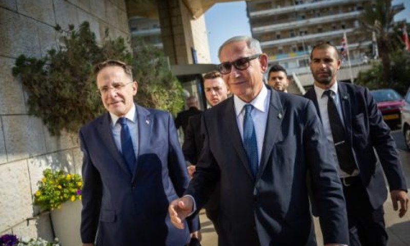 בנימין נתניהו וצוות המו"מ של הליכוד [צילום: יונתן זינדל/פלאש 90]