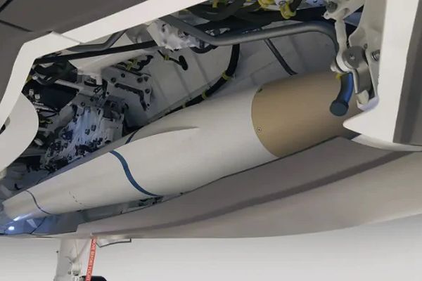 טיל מסוג AARGM-ER מותקן במטוס F-35 [צילום: נורת'רופ גרומן]