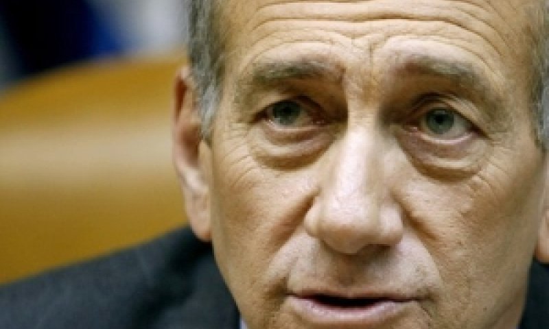 אולמרט בידי המשטרה [צילום: AP]