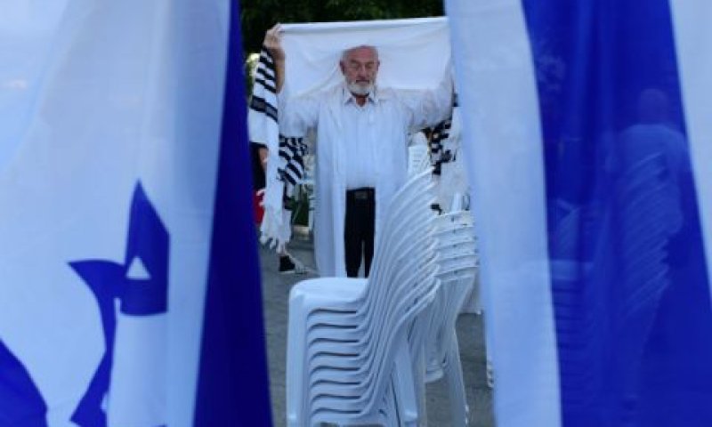 תפילה במרחב הציבורי בתל אביב [צילום: תומר נויברג/פלאש 90]