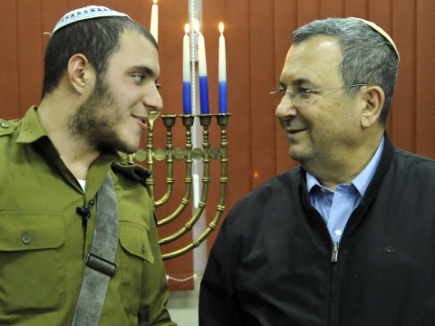 שר הביטחון בהדלקת נרות בבסיס הנח"ל הערב [צילום: משרד הביטחון]