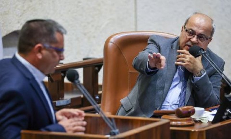 חברי הכנסת אחמד טיבי ואופיר סופר [צילום: נועם מושקוביץ/דוברות הכנסת]
