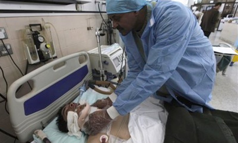 טיפול בפצוע בלוב [צילום: AP]