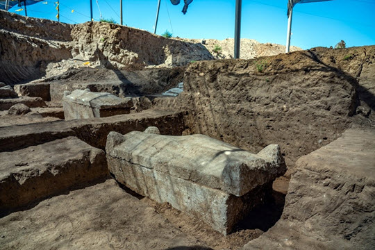 סרקופגים בחפירת יבנה [צילום: יניב ברמן רשות העתיקות]