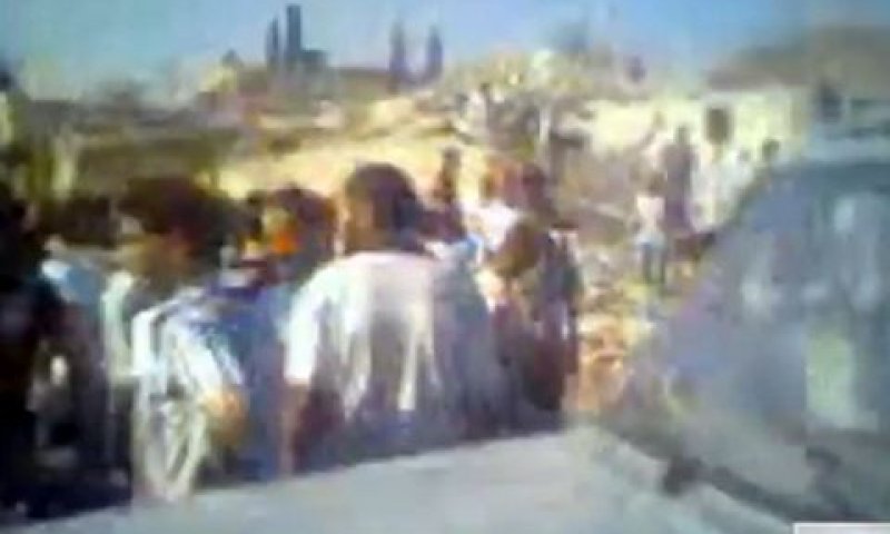 ליד ההריסות בעזאז