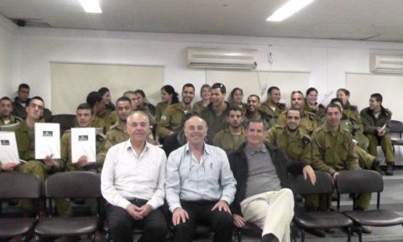 ד"ר גיל כהן, פרופ' נחום ביגר וד"ר אבי לוסקי עם החיילים המשתחררים [צילום: מרכז אקדמי כרמל, יחסי ציבור]
