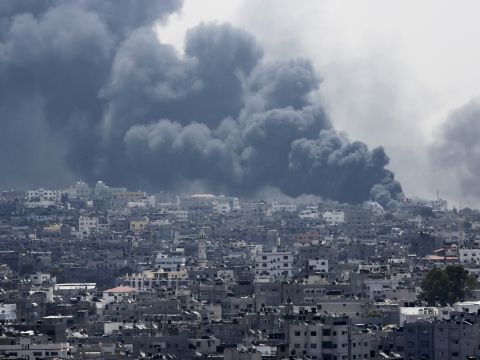 עשן מיתמר מעל עזה [צילום: AP]