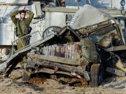 חייל במוצב עומד משתאה לנוכח הג'יפ ההרוס [צילום: AP]