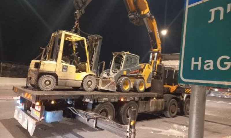 הובלת חלק מהכילים שנתפסו [צילום: דוברות המשטרה]