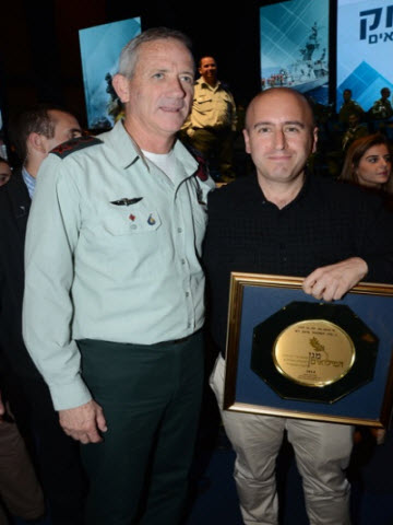 אבנר סטפק מבעלי בית ההשקעות מיטב דש עם הרמטכ"ל בני גנץ [צילום: אביב חופי]