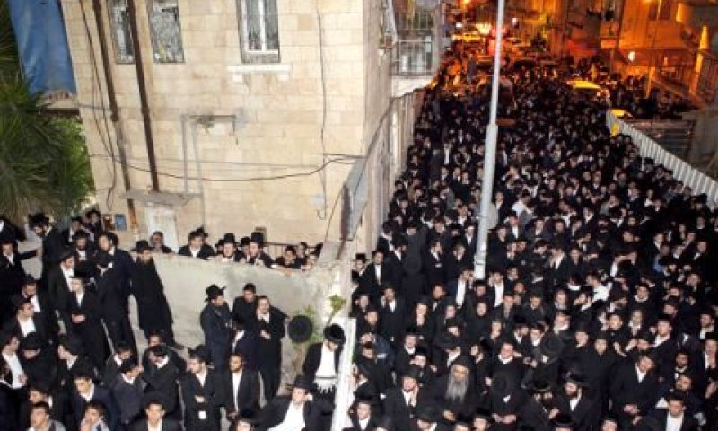 המונים סביב ישיבת השלום בעת הטקס [צילום: פלאש 90]
