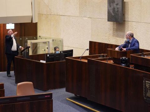 עימות בין השרים ניסנקורן לאמסלם [צילום: יהונתן סמייה/דוברות הכנסת]