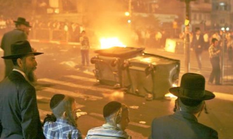 מציתים פחים בירושלים [פלאש 90]