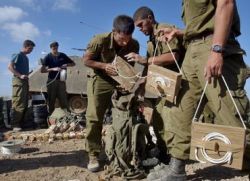חיילים מכינים חומרי נפץ להעמסה על נגמ"ש חבלה