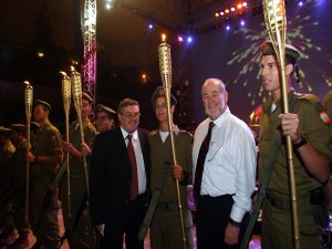 [שר התיירות, אברהם הירשזון, מנכ"ל השגרירות הנוצרית הבינלאומית, מלקולם הדינג וחיילים. צילומים: ששון תירם צילומים בע"מ]