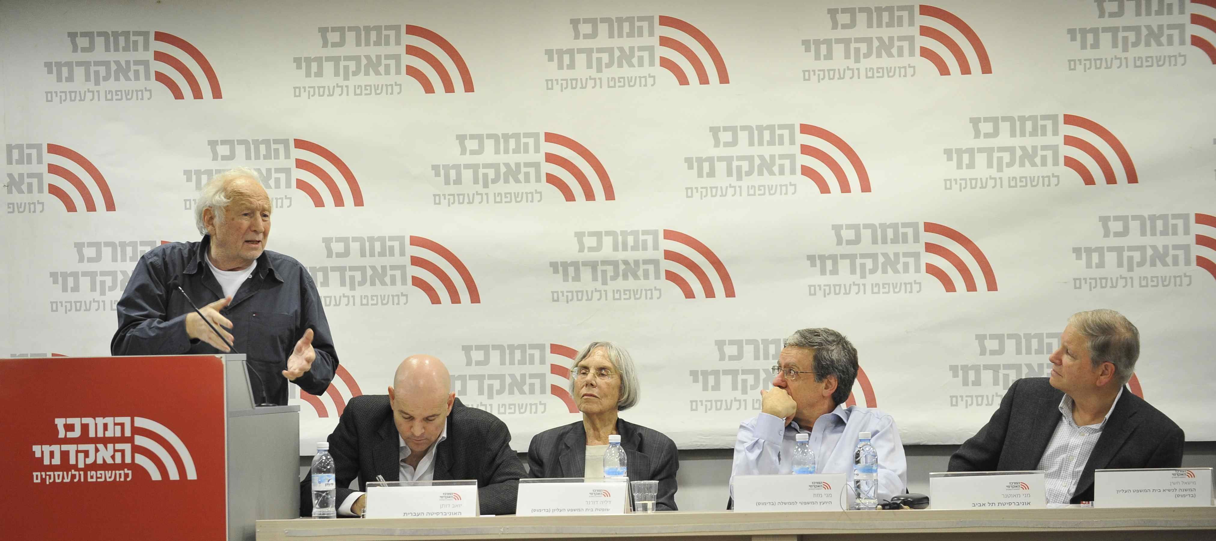 משתתפי הפאנל: מני מאוטנר, מני מזוז, דליה דורנר, יואב דותן, מישאל חשין [צילום: לואיז גרין]