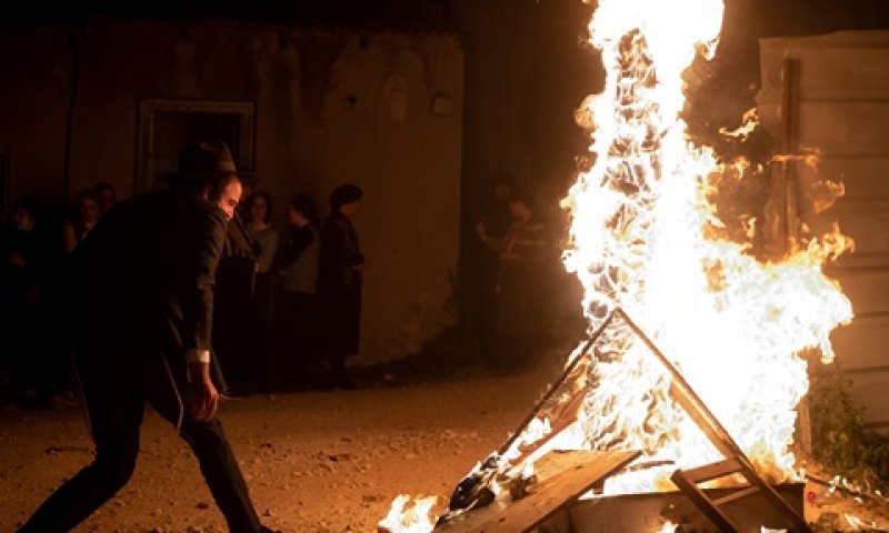 מדורה בשכונת מאה שערים [צילום: יונתן זינדל, פלאש 90]