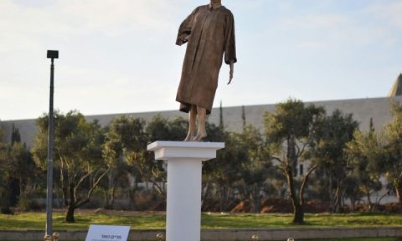 פסל מרים נאור