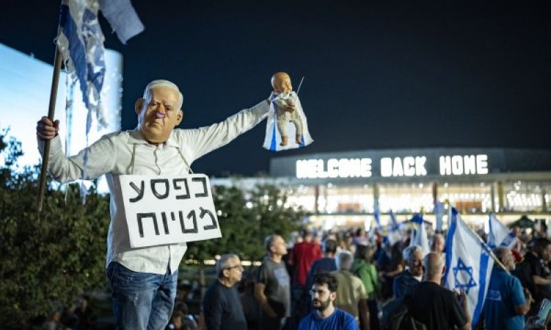 מחאת מתנגדי הממשלה נגד מעורבות השרים בוועדת החקירה [צילום: אריק מרמור/פלאש 90]