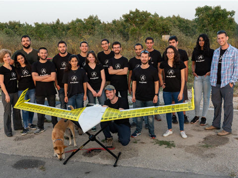 פרופ' דניאלה רווה (משמאל) עם הסטודנטים [צילום: אסף הבר]