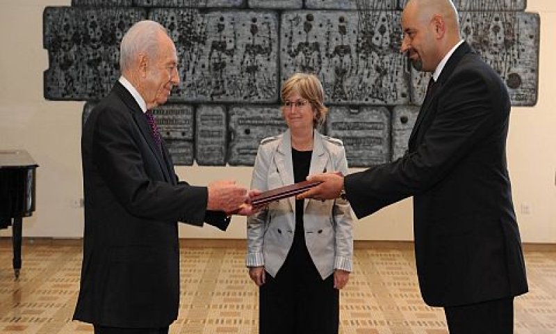 שגריר ירדן מגיש את כתב האמנה [צילום: מארק ניימן/לע"מ]
