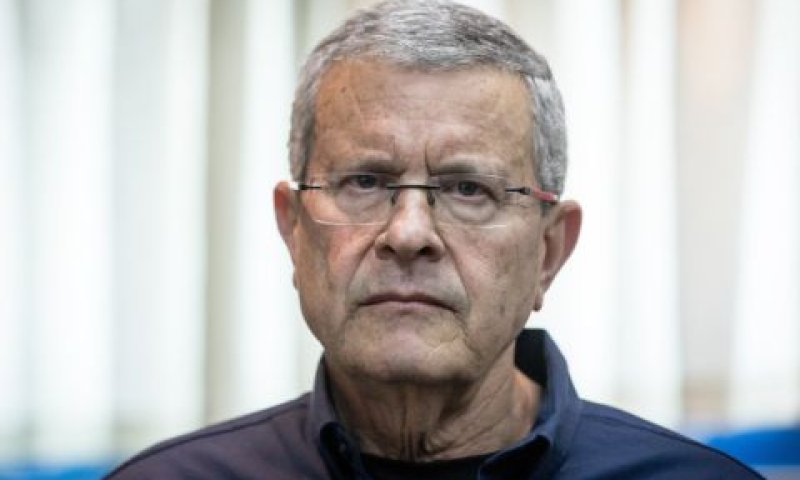 רוזן. בודק [צילום: יונתן זינדל, פלאש 90]