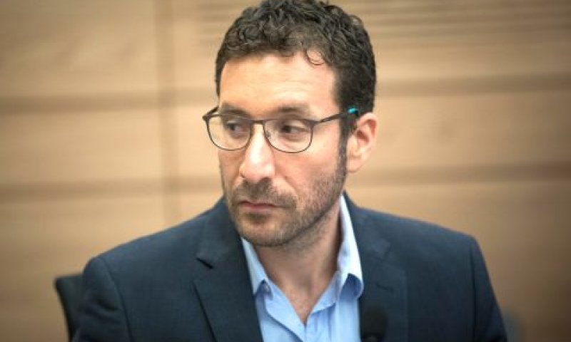 ח"כ איציק שמולי בדיון הוועדה[צילום: יונתן סינדל/פלאש 90]