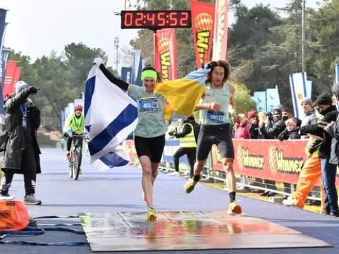 ורסקה על קו הסיום של מרתון ירושלים [צילום: Sportphotography]
