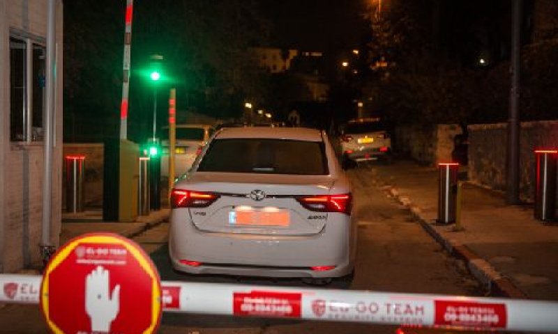 החוקרים בשער בית רה"מ [צילום: הדס פרוש/פלאש 90]