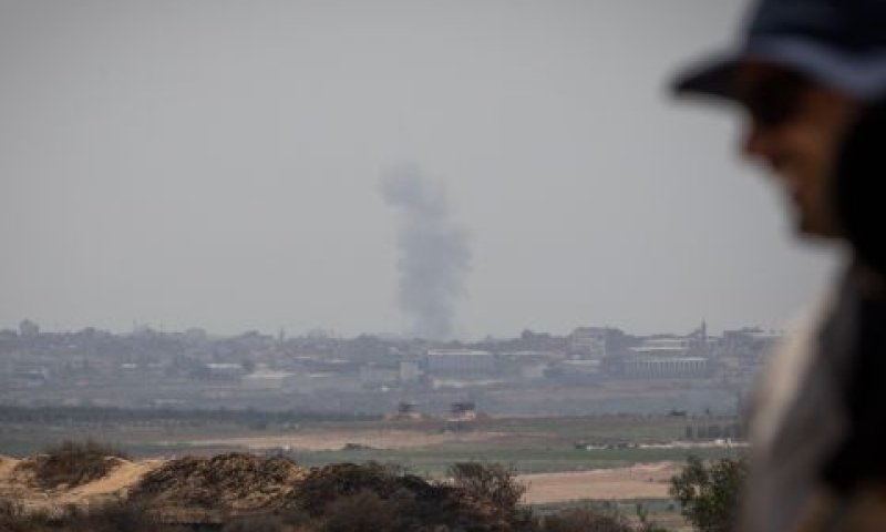 עשן מיתמר מעזה [צילום: יונתן זינדל/פלאש 90]