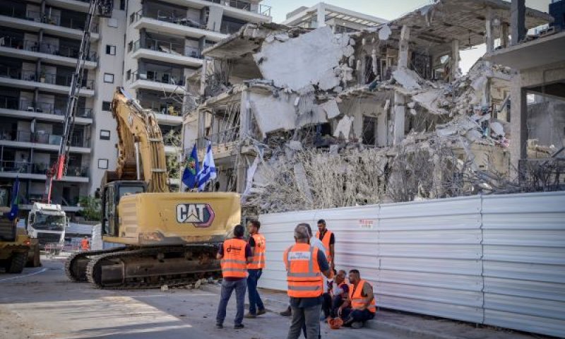 זירת פגיעת הטיל האירני ברמת גן [צילום: אבשלום ששוני/פלאש 90]