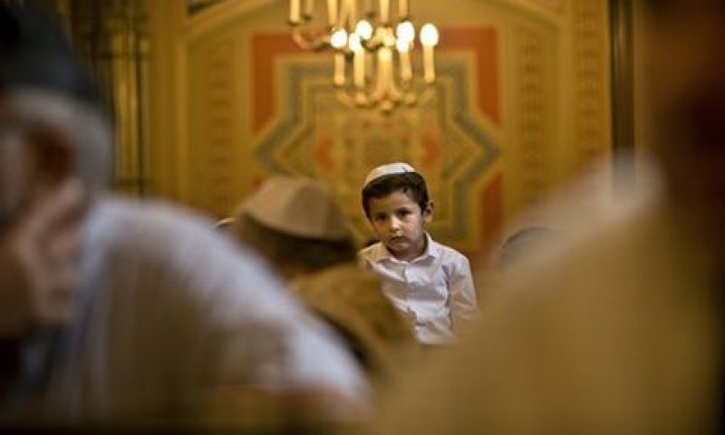 יונה בן ה-4 בבית כנסת ברומניה [צילום: ודים גירדה/AP]