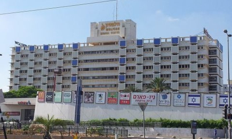 תובעת 200,000 שקל
