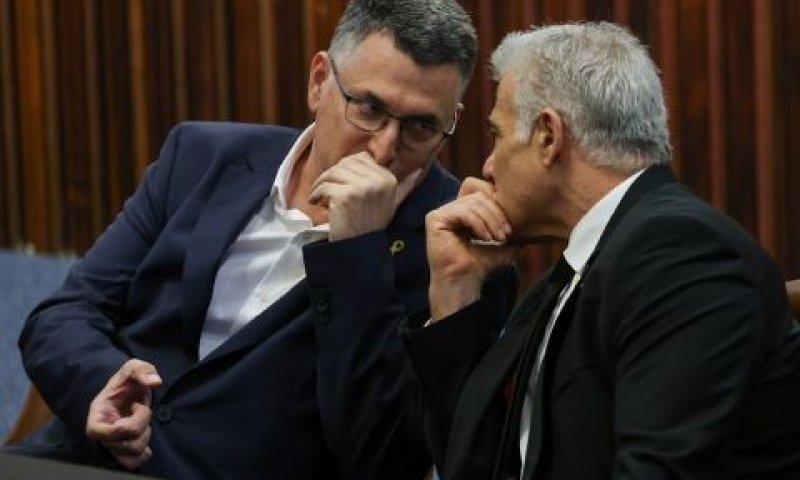 לפיד וסער בישיבת מליאת הכנסת [צילום: נועם מושקוביץ/דוברות הכנסת]